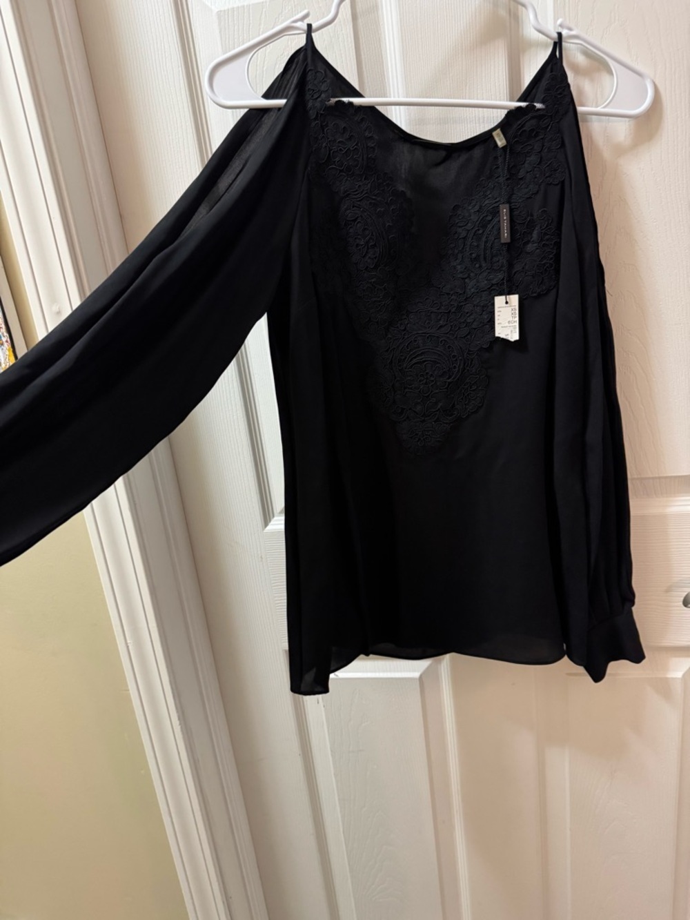 Elie Tahari Silk Blouse With Lace Trim neck
Size XS